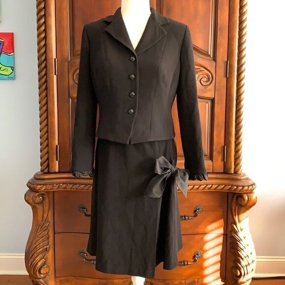 Cynthia Howie black skirt suit- 6P - Picture 1 of 9